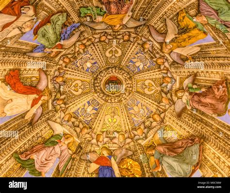 LORETO Italia juli 16 2016 el interior de la Basílica de la Santa