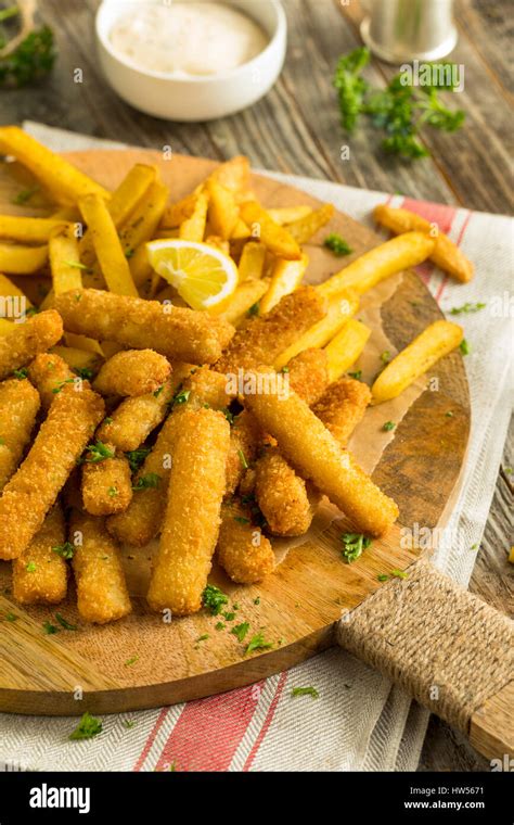 Palitos De Pescado Frito Con Patatas Fritas Listos Para Comer