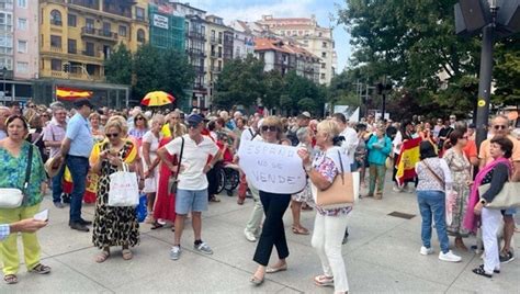 Cientos de personas se concentran en Santander en contra de la amnistía