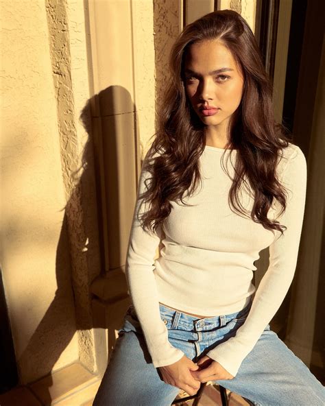 Leah Mollet | acting like it’s still summer | Instagram