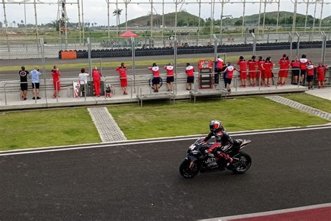 Foto Pejabat Safety FIM Komentari Kotornya Lintasan Sirkuit Mandalika