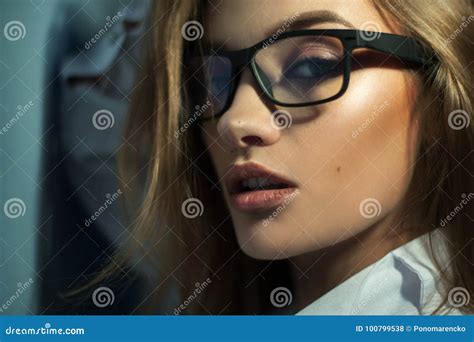 Le Portrait De La Belle Blonde En Verres Avec Composent Et Peau Saine Regardant L Appareil Photo
