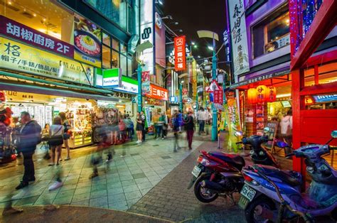 西门町购物街道的天场面在台北市 图库摄影片 图片 包括有 二头肌 精品店 汽车 奔忙 都市风景 99554342