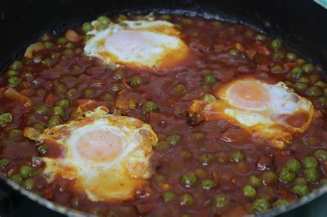 Tomatada De Ovos Escalfados Ervilhas Ba Da Concei O