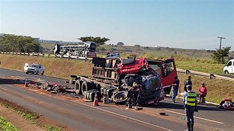 Dupla Colis O Traseira Na Euclides Da Cunha Envolve Caminh Es Carro E