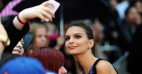 Emili Ratajkowski Sorprende I Tifosi Nerazzurri Con La Maglia Dell