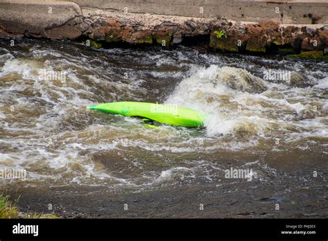 Canoa En El Agua Fotografías E Imágenes De Alta Resolución Alamy