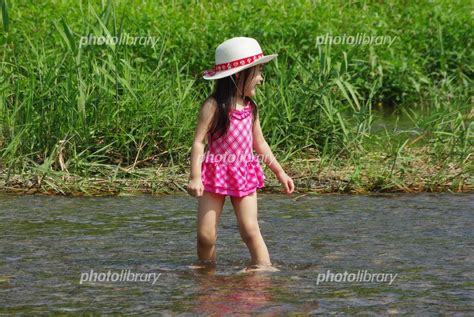 川で遊ぶ女の子 写真素材 [ 933787 ] フォトライブラリー Photolibrary