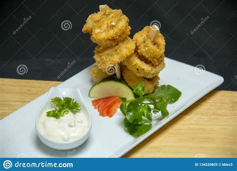 Anillos Sabrosos Del Calamari Fritos En Pasta Suave Imagen De Archivo