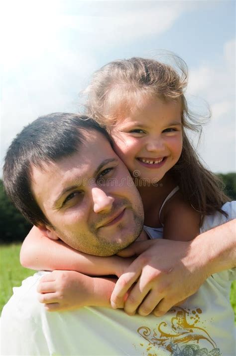 Padre E Hija Foto De Archivo Imagen De Alegre Junto 10412706