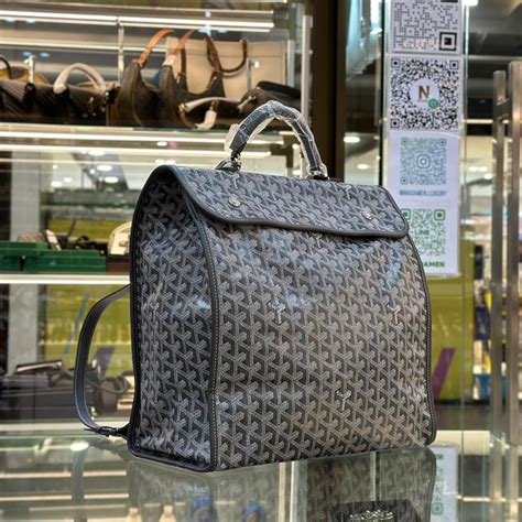 กระเป๋าเป้ Goyard Saint Leger สีเทา ออกแบบมาให้สามารถพับเก็บได้