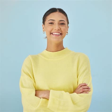 Sonrisa Retrato Y Mujer En Estudio Con Brazos Cruzados Moda Y