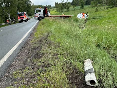 Hof Nord Alkoholisierter Fahrer Sprinter Kommt Von Fahrbahn Ab Hof