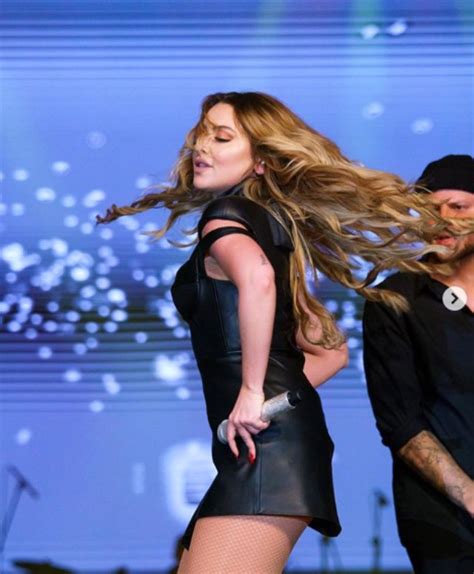 Hadise Dekolteli Mini Elbisesiyle Konserine Damga Vurdu Son Dakika