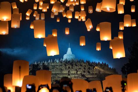 Ribuan Lampion Waisak Diterbangkan Di Langit Borobudur