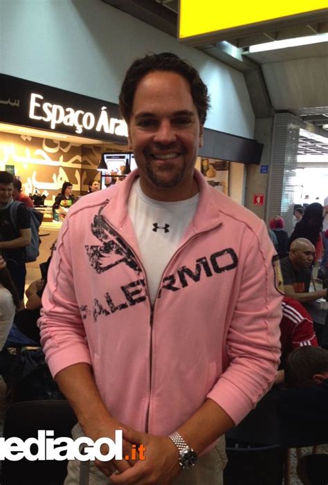 Foto Il Campione Mike Piazza A Palermo Con La Maglia Rosanero Mediagol