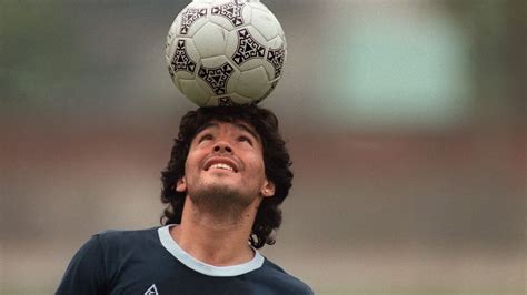 Mort De Maradona L Argentine Et Naples Pleurent Leur Idole