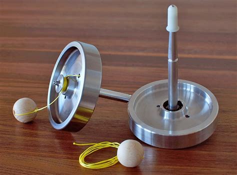 The Wozz A Gyroscopic Spinning Top Stays Spinning For Over 30 Minutes