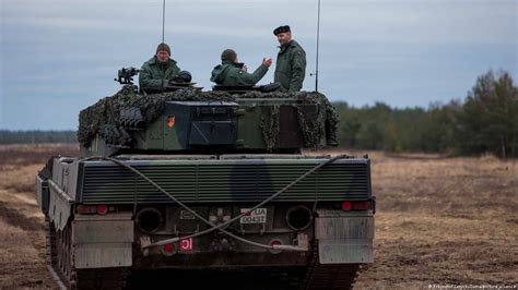 Poland Delivers First Leopard Tanks To Ukraine Dw 02242023