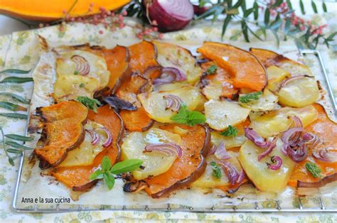 Le Fette Di Zucca E Patate Con Cipolla Al Forno Sono Un Contorno