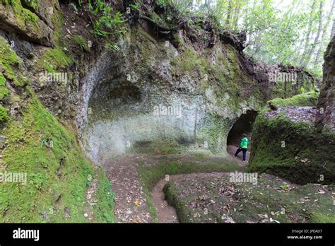 Etruscan San Rocco Excavated Roads (Via Cava di San Rocco), Sorano ...