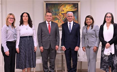 Ricardo De Los Santos Recibe De Presidente JCE Y Representantes PNUD