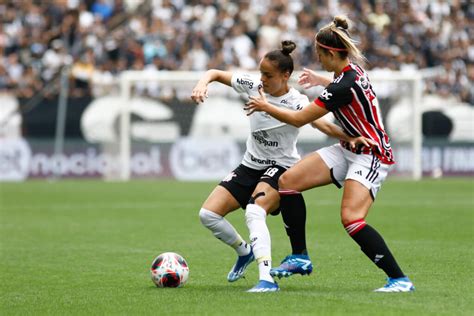 Corinthians Feminino Anuncia Renova O De Contratos De Lel E Gabi