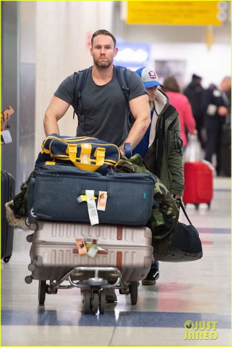 Photo: daniel radcliffe bodyguard airport arrival 03 | Photo 4390524 ...