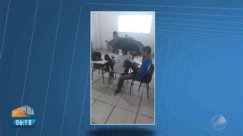 Vazamento De Gua Em Telhado De Escola Estudante Usa Guarda Chuva