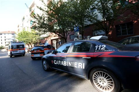 Ex Carabiniere Uccide La Moglie E Si Lancia Dal Balcone La Donna