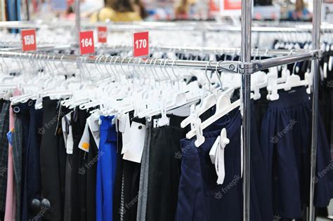 Los Pantalones De Los Niños Cuelgan De Perchas En Un Centro Comercial