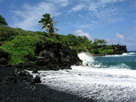 Black Sand Beach Maui: Waiʻānapanapa State Park is Maui's Black - Let's ...