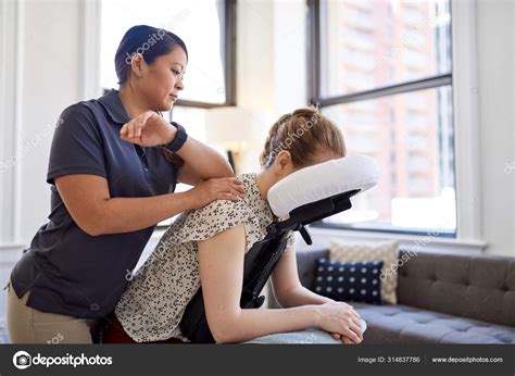 Chinese Woman Massage Therapist Giving A Neck And Back Pressure — Stock