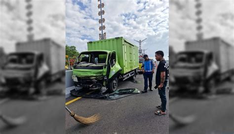 NUSABALI Rem Blong Truk Seruduk Mobil Di Jalan Tol