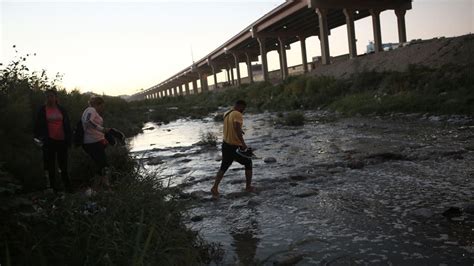 Illegal Border Crossings To Us From Mexico Hit Annual High Fox 11 Los Angeles