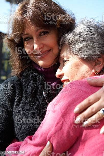 Mother And Daughter Embracing Smiling Closeup Hình ảnh Sẵn Có Tải Xuống Hình ảnh Ngay Bây Giờ