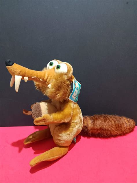 peluche ardilla scrat pelicula ice age de play by play año 2005 con su