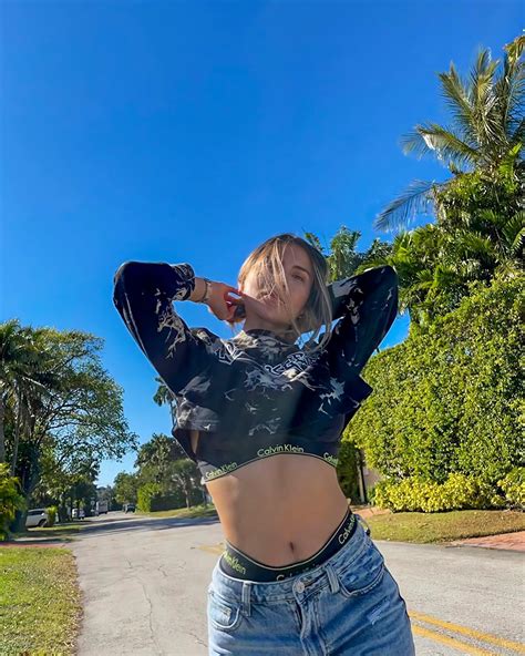 Laura Leon | Holaaaaaa, quién me da un abrazo para este frío?🥶🥶 | Instagram