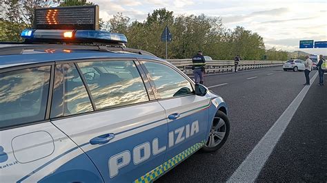 FOTO Auto Contro Il Guard Rail Traffico Bloccato Sulla Teramo Mare