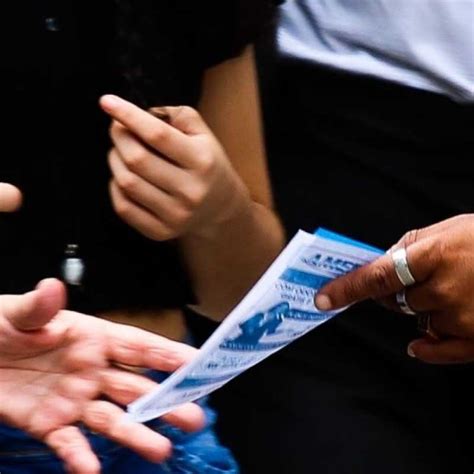 Distribui O Panfletos Em Bras Lia Globo Panfletagem Quem Respira