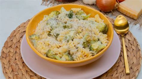 Leichter Genuss Cremige Frühlingspasta mit Brokkoli und Hähnchen