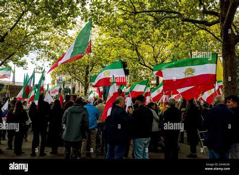 Manifestanti si sono riuniti a Place d Iéna per protestare contro il