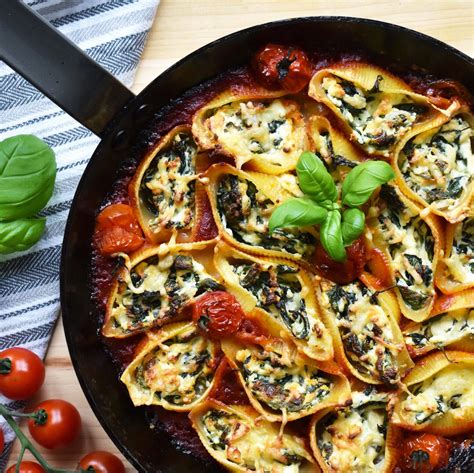 Gef Llte Muschelnudeln Mit Spinat Und Ricotta In Tomatenso E