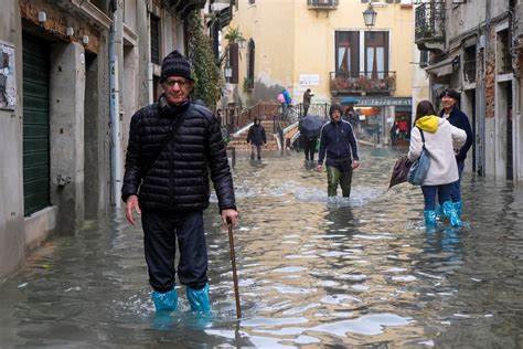 Photos Of Venice Show The City Submerged After Its Worst Flood Tide In ...