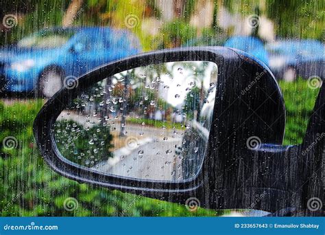 Chuva Em Israel Inunda O Espelho Lateral Do Carro Chuva De Inverno Em