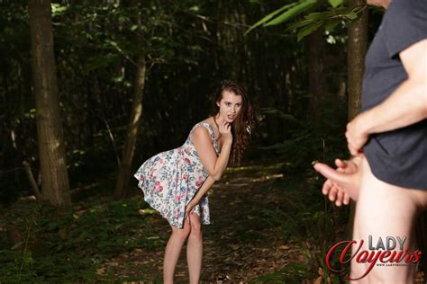 Brunette Babe Brook Logan zieht ihr sexy Kleid aus und posiert für