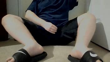 Asiática se desnuda para ti y se corre en su pecho XVIDEOS