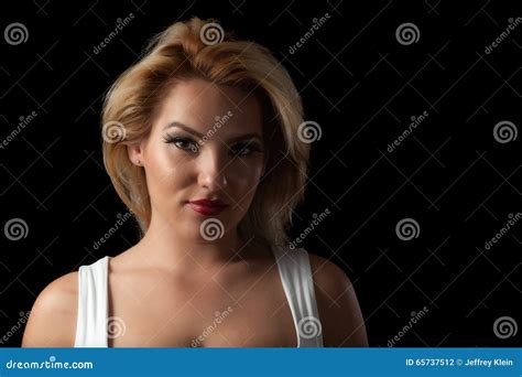 Menina Bonita De Latina Em Uma Camiseta De Alças Branca Foto de Stock Imagem de cosméticos