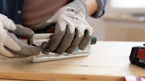Sawing without fraying: Using jigsaws correctly | Bosch DIY
