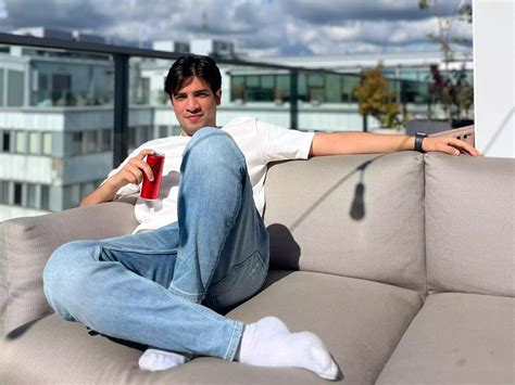 Cum au ajuns tinerii ”prea săraci ca să-și permită lucruri ieftine